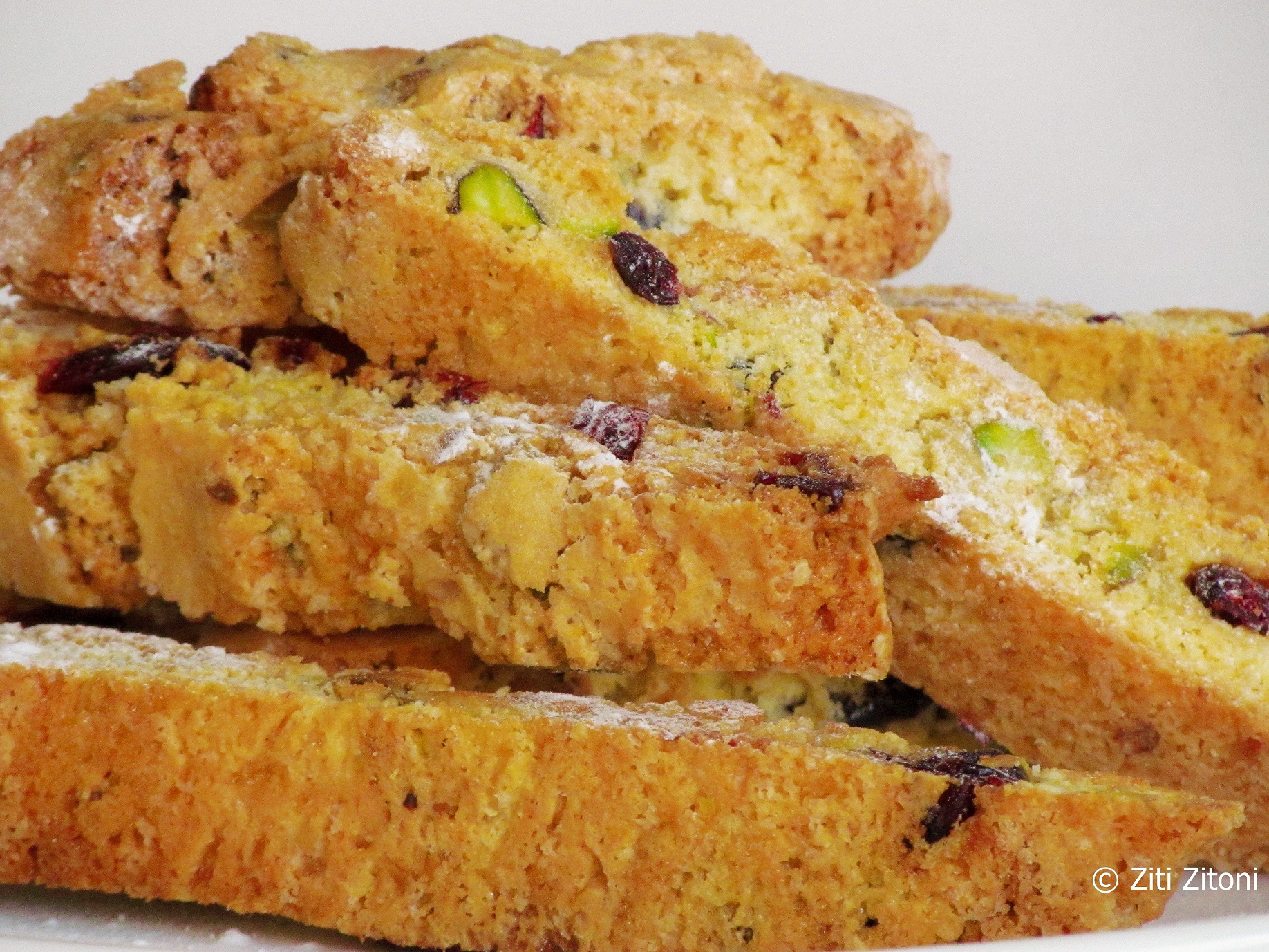 Recept - Cranberry-pistache cantuccini met vin santo en kaneelijs